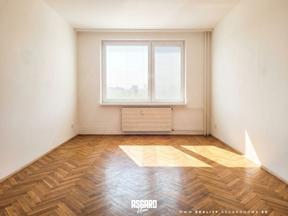 Čiastočne rekonštruovaný 2i byt s loggiou v centre mesta s panoramatickým výhľadom